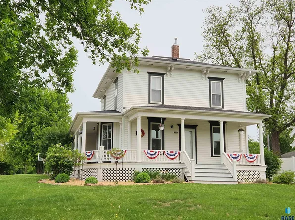 710 E 7th St, Dell Rapids, SD 57022