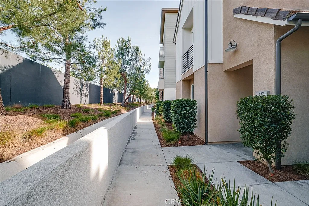 3 bed, 2.5 bath, 1656 sqft, $5,200 — Photo 2