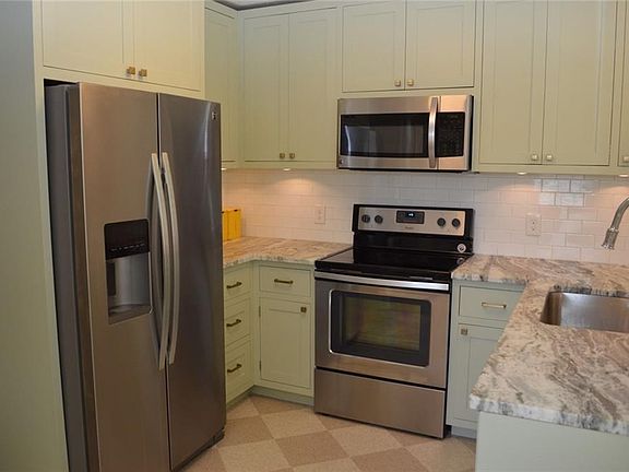 3rd image of 29 Howland Ave