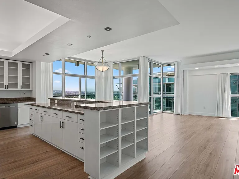 13700 Marina Pointe Dr #1916 — Photo 1