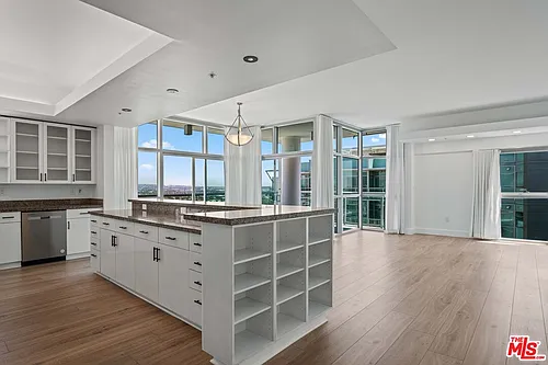 13700 Marina Pointe Dr Photo 1