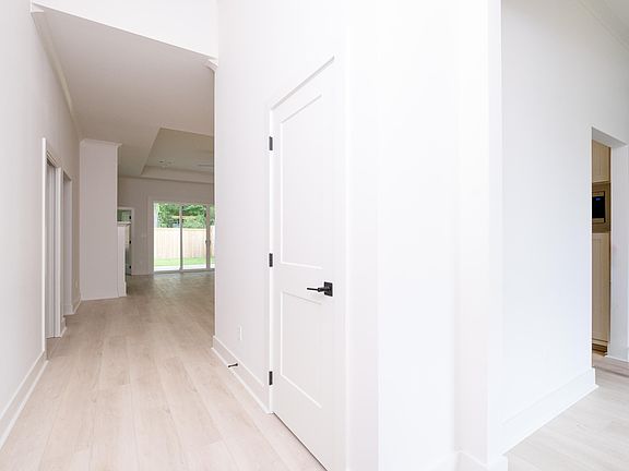 4th image of 104 Woodlands Park Dr