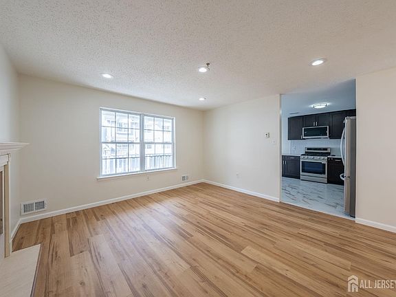 5th image of 122 Prestwick Way