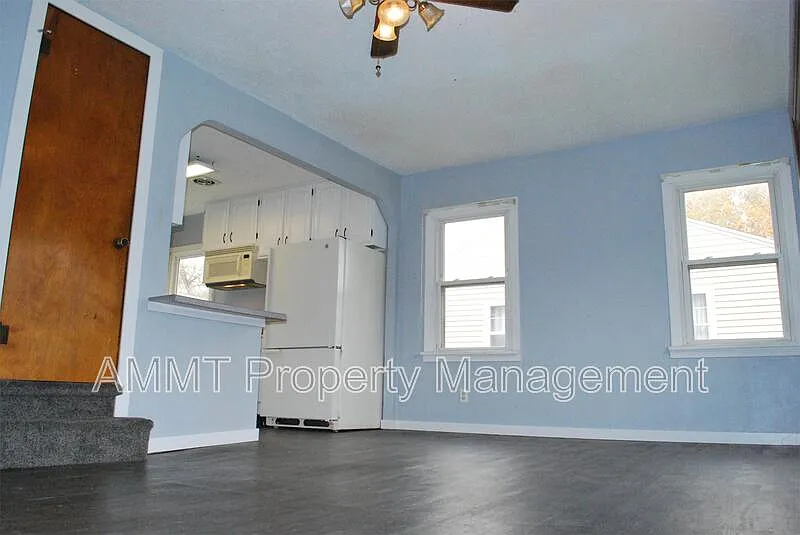 4 bed, 1.0 bath, 972 sqft, $1,400 — Photo 3