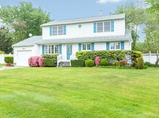 11 Lou Ct, Holbrook, NY 11741
