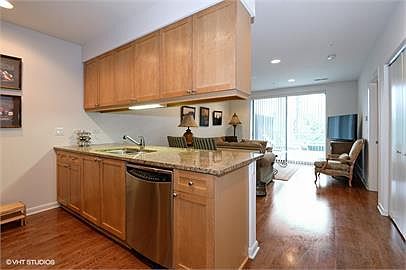 5th image of 1720 Oak Ave #307