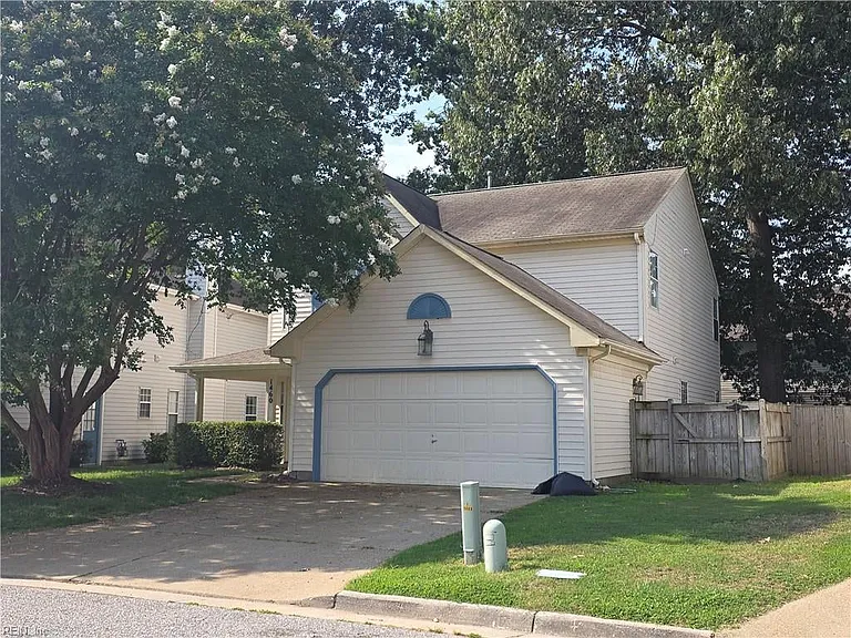 1460 Berkshire Dr — Photo 2