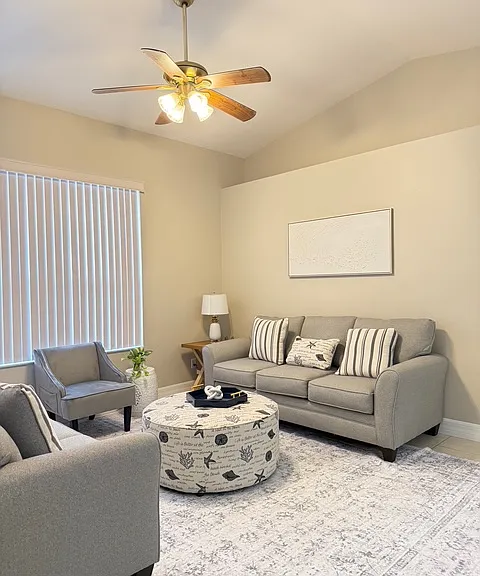 Second seating area - quiet area no tv between kitche area and three bedroom area