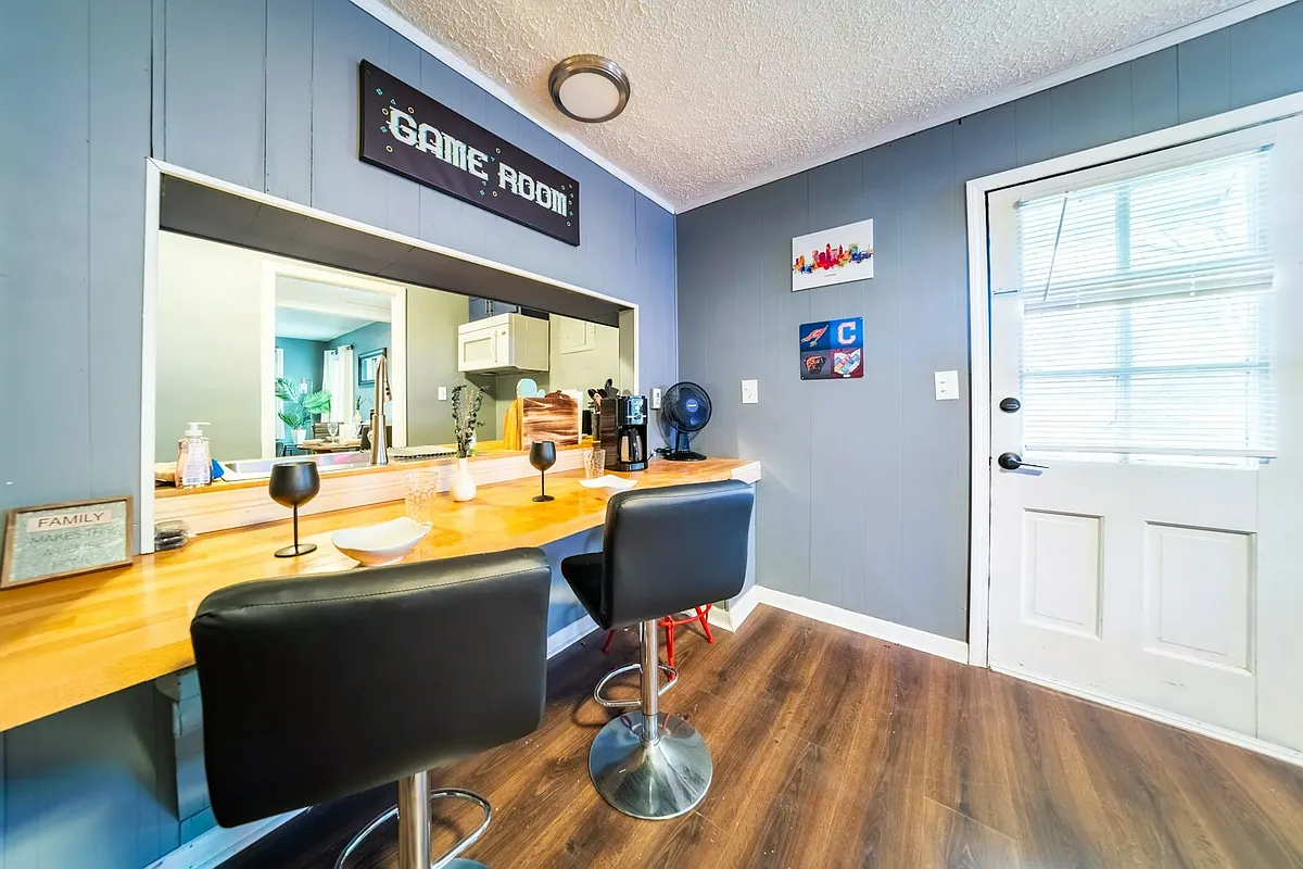 Freshly updated 3-bedroom, 1.5-bathroom home located in Cleveland. — photo 4