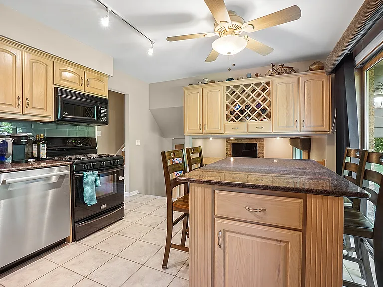 751 Tanglewood Ln — Photo 7