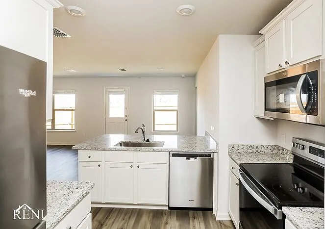3 bed, 2.0 bath, 1218 sqft, $1,800 — Photo 2