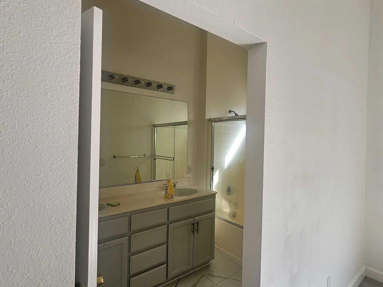 4 bed, 1600 sqft, $2,550 — Photo 4