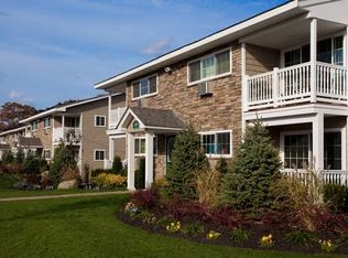 40 Johnson Ave APT 1B, Sayville, NY 11782