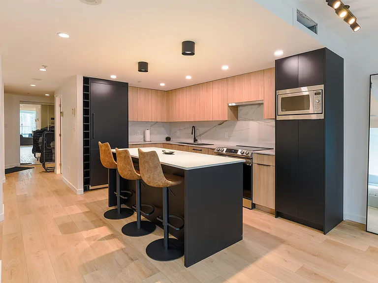 1050 Burrard St — Photo 3