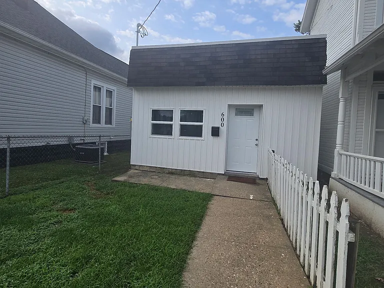 600 Seborn Ave — Photo 5