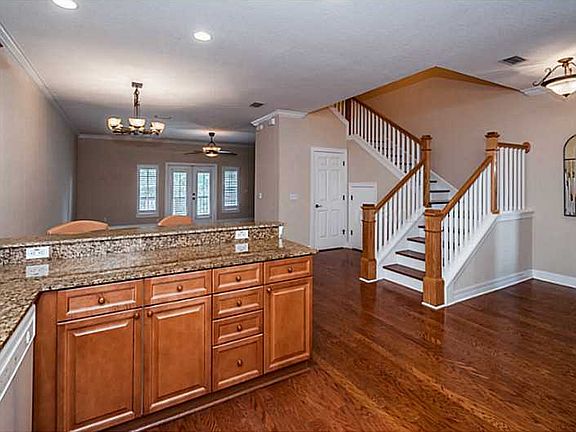 5th image of 122 Valencia Cir