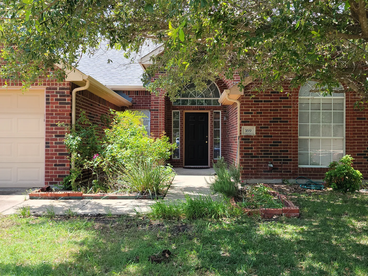 3 bed, 1882 sqft, $2,200 — Photo 3
