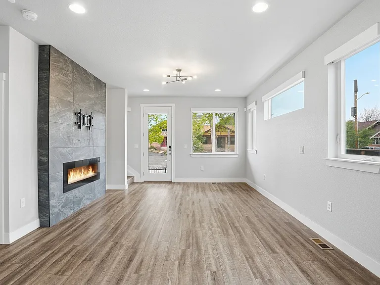 1518 N Newton St — Photo 6