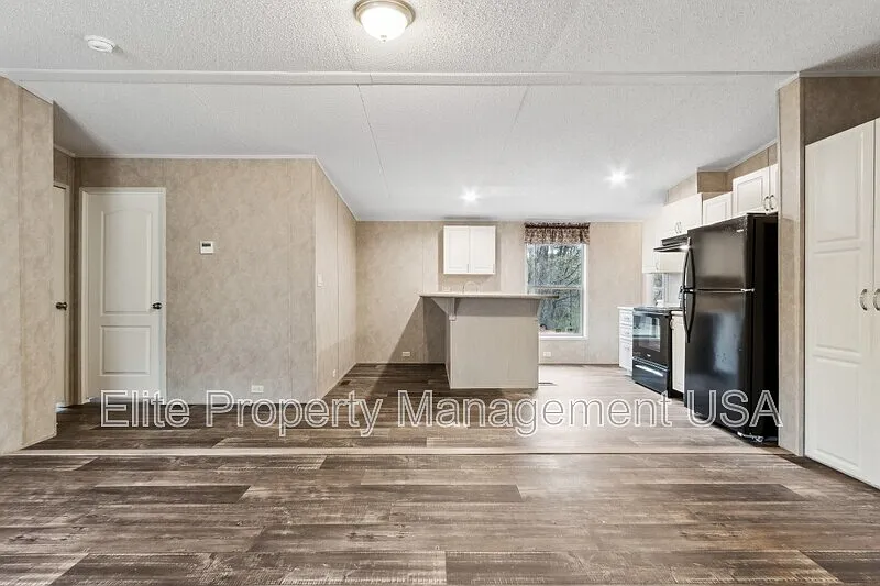 3 bed, 2.0 bath, 1015 sqft, $1,745 — Photo 2