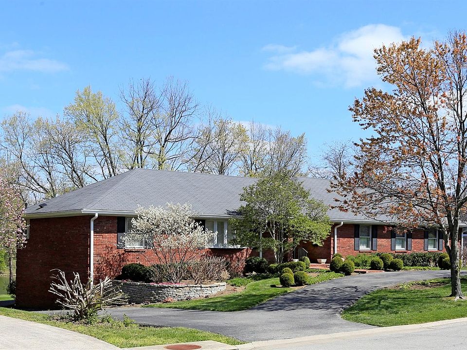 1st image of 652 Lakeshore Dr