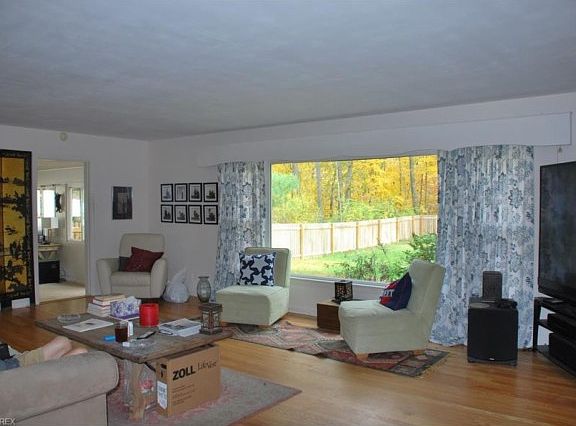 3rd image of 557 Winslow Ave