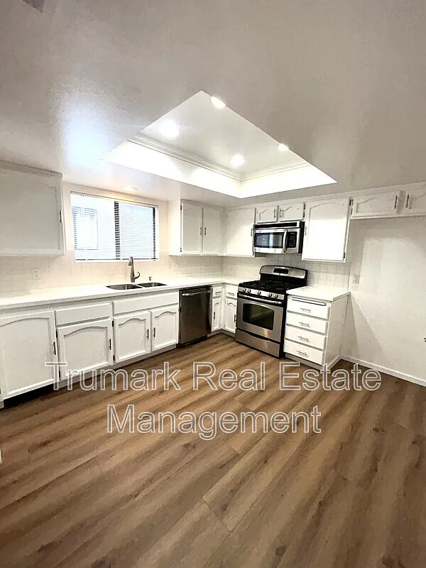 2 bed, 3.0 bath, 1240 sqft, $3,400 — Photo 2