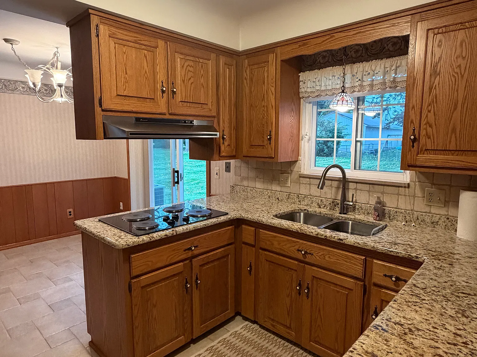 3 bed, 1.5 bath, 1700 sqft, $2,400 — Photo 2