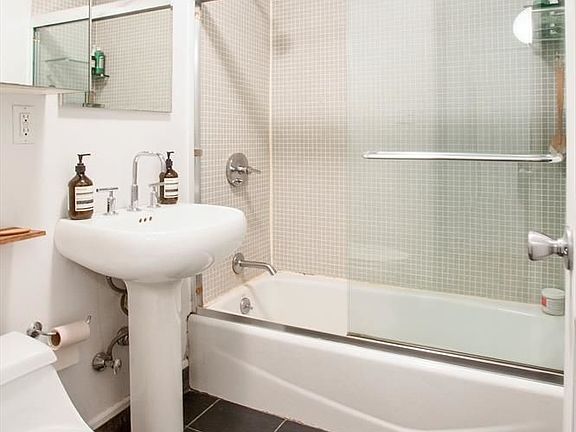 5th image of 55 Montgomery Pl APT 2R