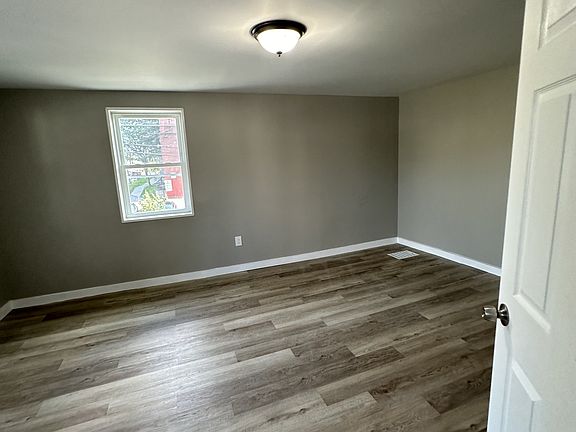 5th image of 118 Fernwood Ave #2