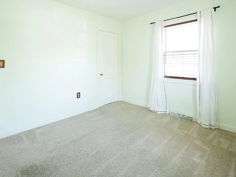124 Tyre Ave — Photo 11