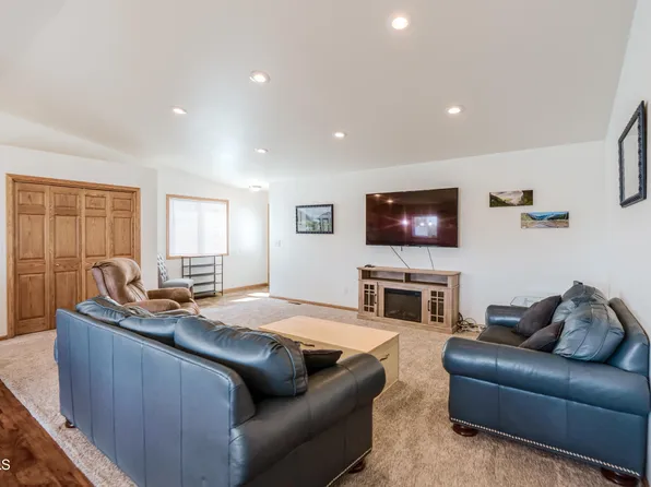 1011 N 33rd St, Bismarck, ND 58501