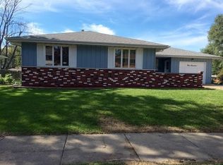 319 Parkway Ln, Pekin, IL 61554