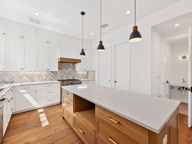 1919 W 38th St — Photo 12