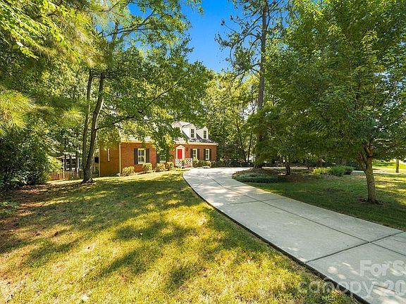3rd image of 405 Pine Rd