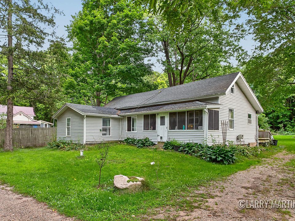 1st image of 37 Thornapple Lake Rd