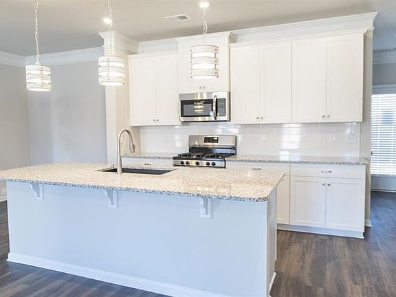 5th image of 682 Renwick St