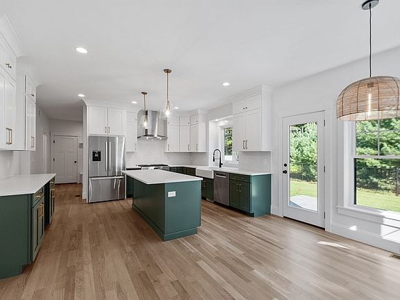 3rd image of 2 Colburn Ln