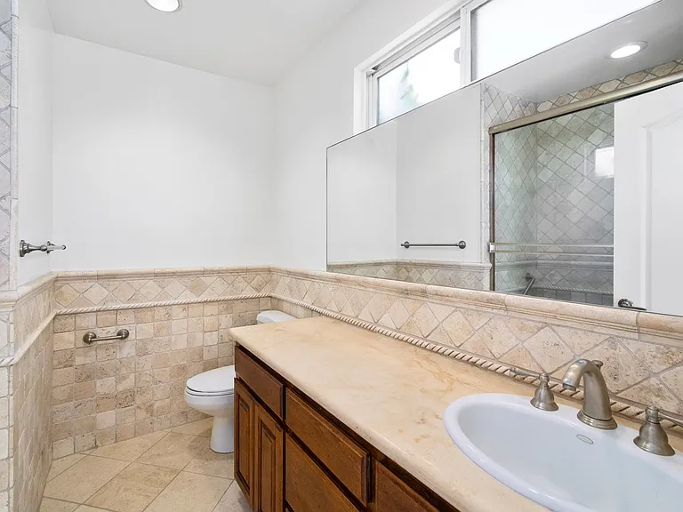 2300 Fox Hills Dr — Photo 6