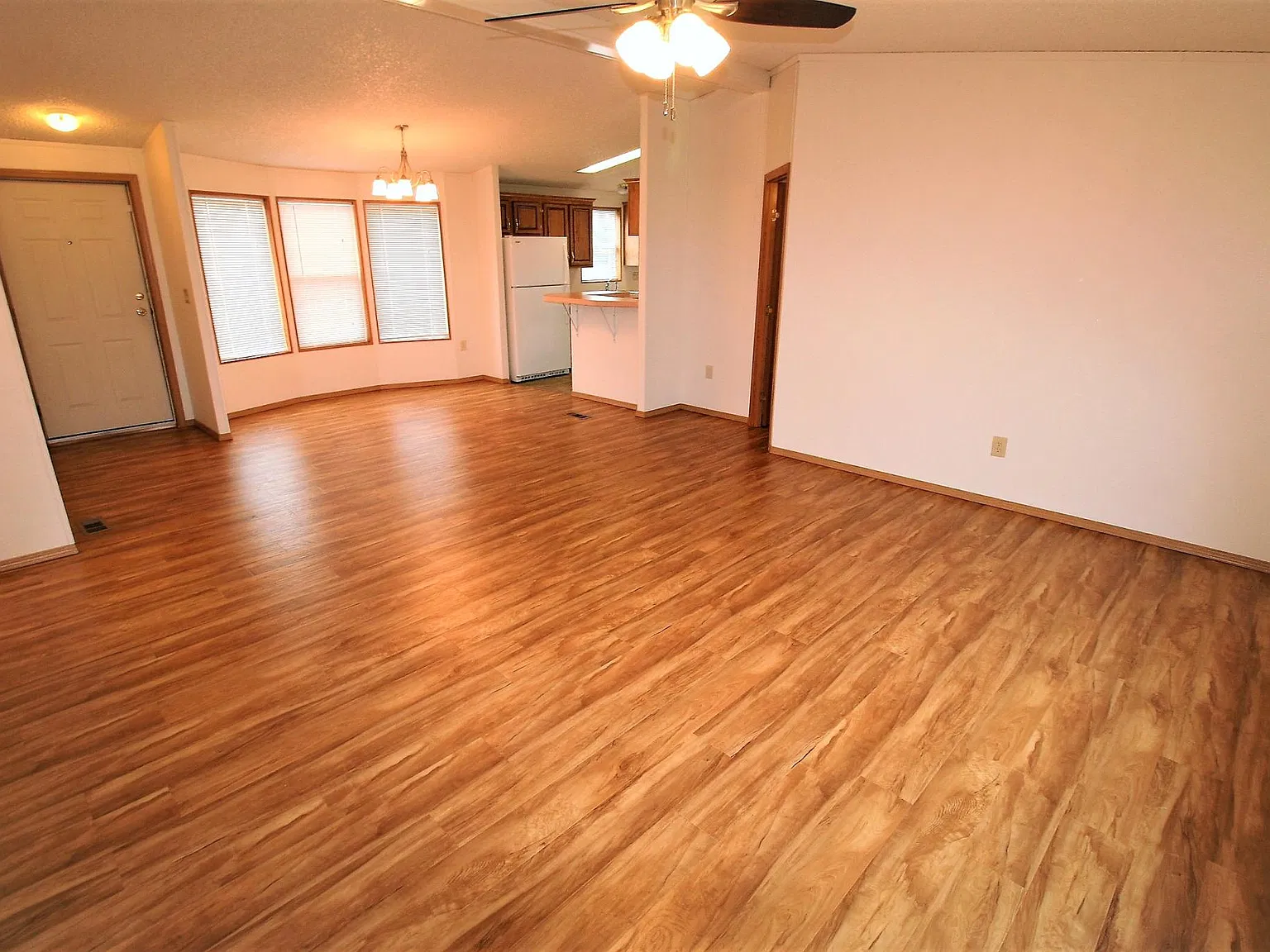 3 bed, 1352 sqft, $2,000 — Photo 3