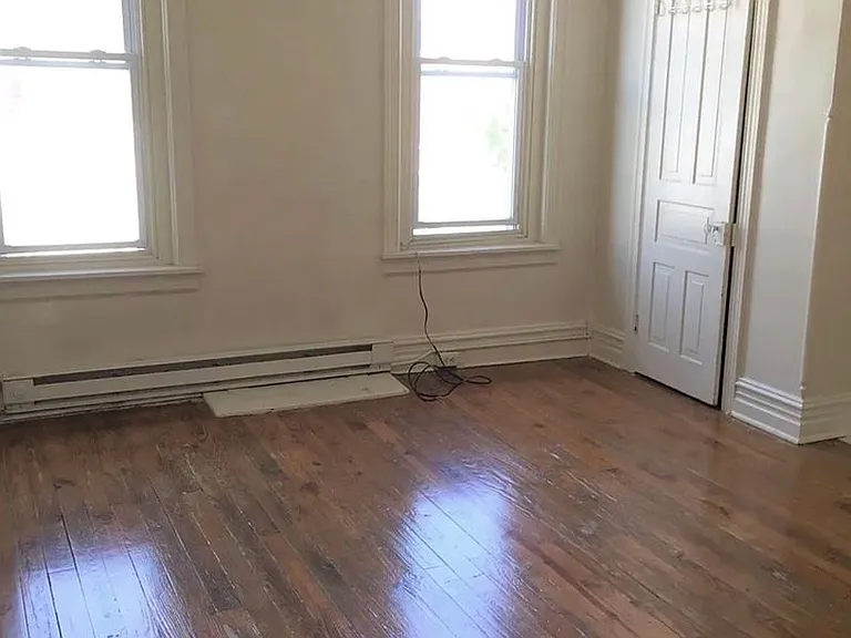 Student Housing 5 bedroom House Available Now & 2026-2027 School Year! — Photo 17