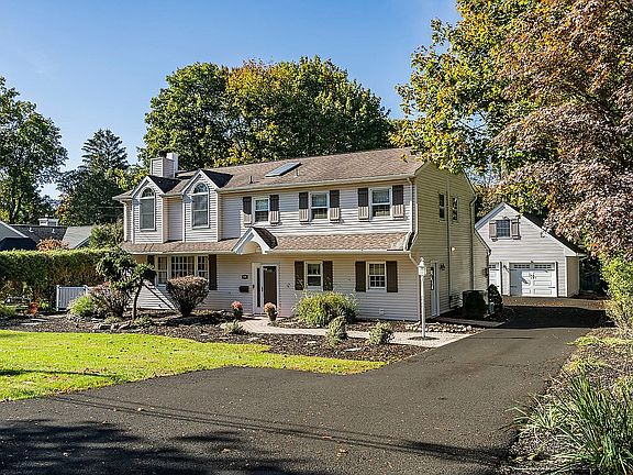 3rd image of 635 Quackenbush Ave