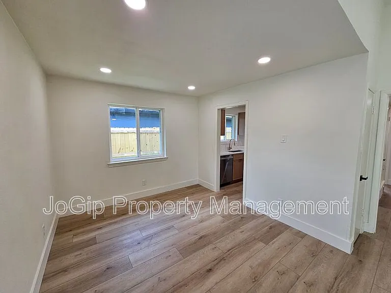 1725 R Ave — Photo 5