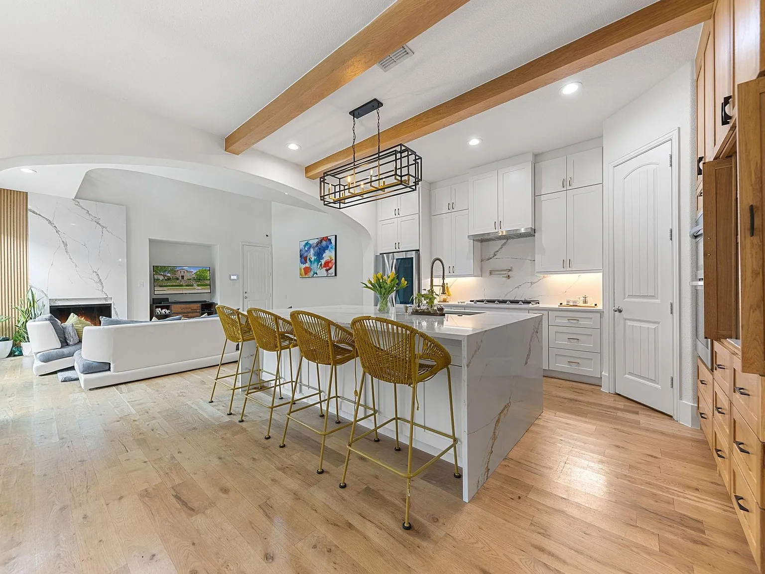 3 bed, 2698 sqft, $3,900 — Photo 2