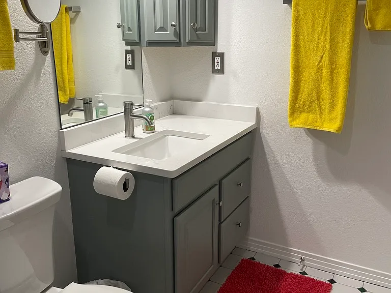 Guest Bathroom, en suite.
