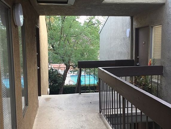 3rd image of 18350 Hatteras St APT 203