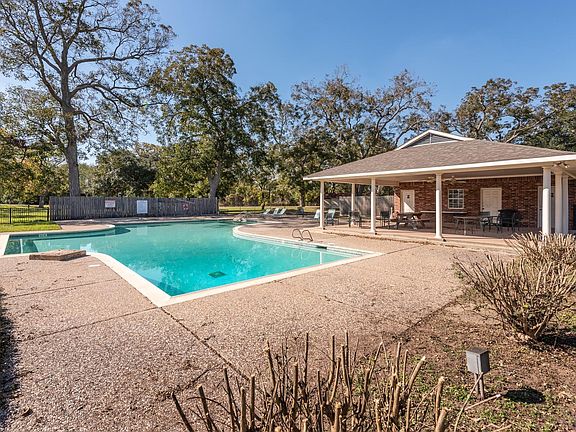 3rd image of 2827 Golf Crest Dr