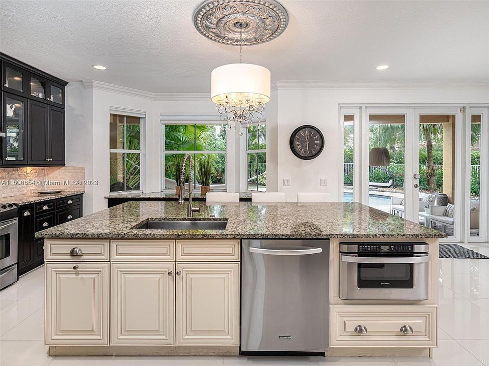 1st image of 633 Honeysuckle Ln