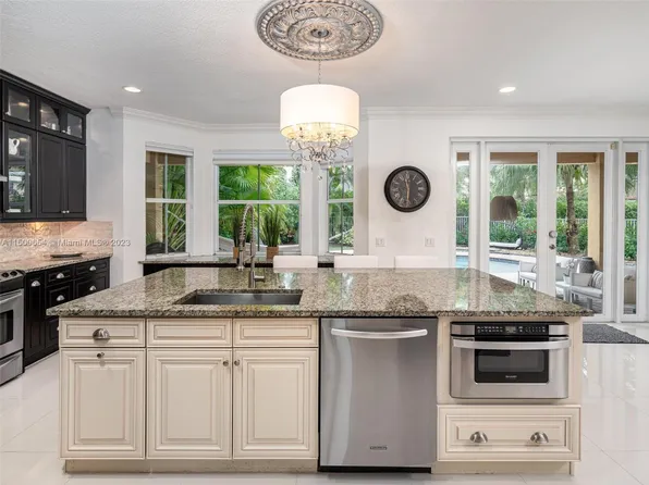 633 Honeysuckle Ln, Weston, FL 33327