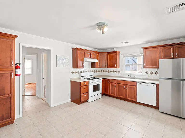 8-34 Henderson Blvd — Photo 10