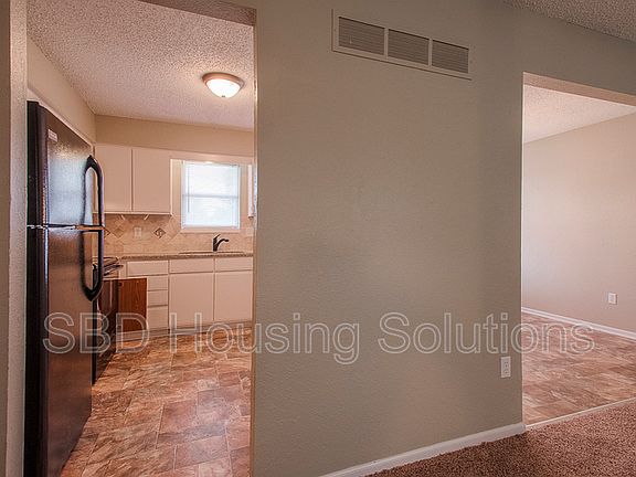 3rd image of 800 SE 19th St #Oak